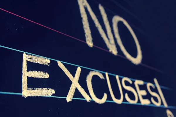 Geen excuses zin handgeschreven op blackboard — Stockfoto