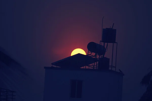 Sonne mit Warmwasserbereiter Solarpanel — Stockfoto