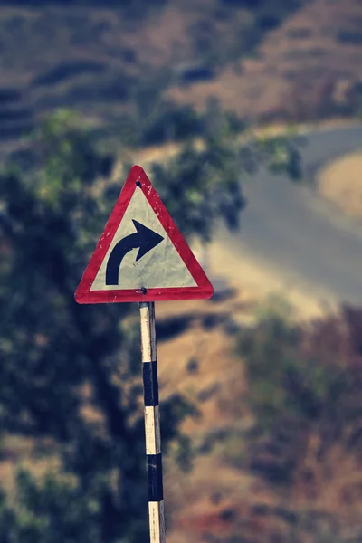 Gire a la derecha cartel de carretera — Foto de Stock