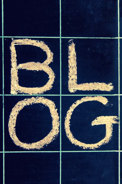 Ordet blogg för hand på en svart tavla — Stockfoto