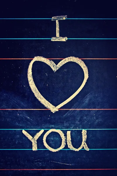 Jag älskar dig. handskrivet meddelande på svarta tavlan — Stockfoto