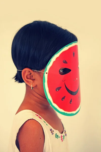 Arbuz papierowe maski na twarz dziewczyny — Zdjęcie stockowe