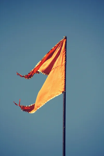 Orange hinduistický chrám vlajka ve větru — Stock fotografie