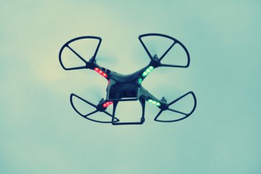 Quadcopter, kaldırdı ve dört rotor tarafından motorlu Uçak Helikopter