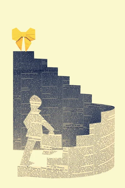 Empresario subiendo una escalera. Modelo hecho con papel —  Fotos de Stock