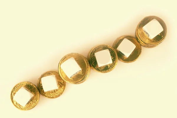 Zlatá mince s bloků prvků návrhu — Stock fotografie