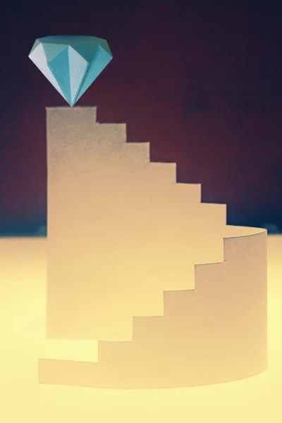 Composição de papel com escadas e diamante — Fotografia de Stock