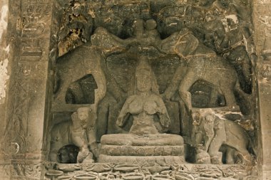 Gajalakshmi oturmuş üzerinde Lotus Ka girişinde Filler ile