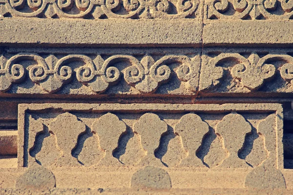 Gravure sur pierre florale au temple de Sangameshwar près de Saswad, Maharas — Photo