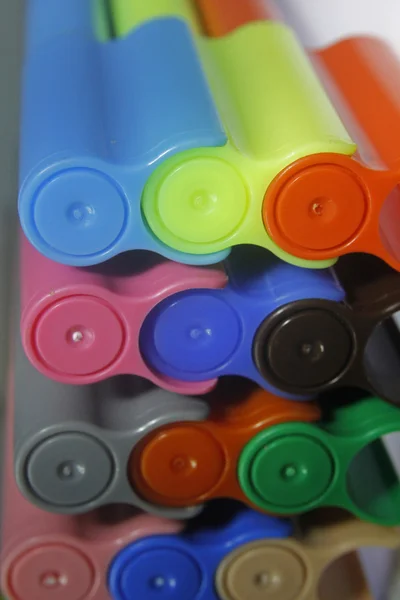 Разнообразные карандаши для набросков расположены рядами — стоковое фото
