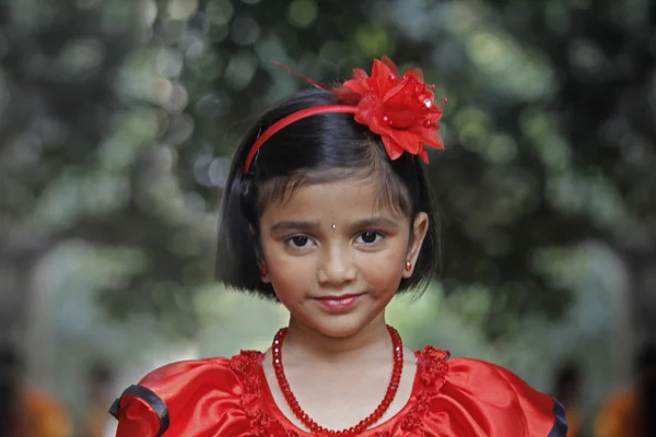 Gadis kecil bergaun merah — Stok Foto