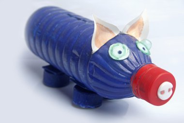Kumbara geri dönüşümlü plastik şişe tarafından yapılan
