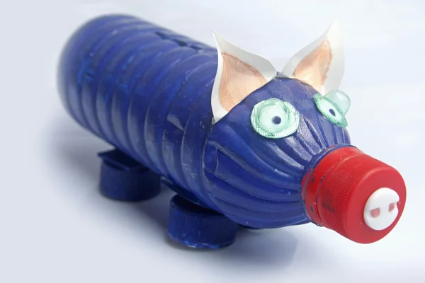Свинобанк, сделанный из переработанного пластика — стоковое фото