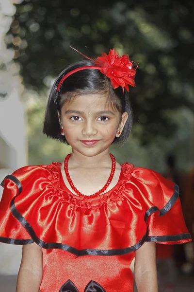 Маленька дівчинка в червоній сукні — стокове фото