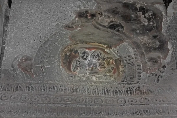 Sculpture depicted lovers pose in sanctum (mahamandapa). Cave nu — Stock Photo, Image