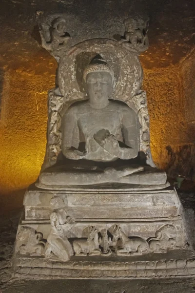 Zittende Boeddha standbeeld in Ajanta Cave nr. 11, Ajanta, Aurangabad, — Stockfoto