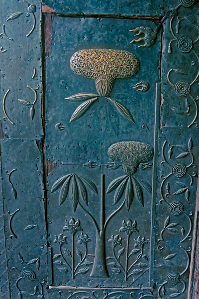 Brass Finish Floral Design, Brass craftsmanship on a door at the — Stock Photo, Image