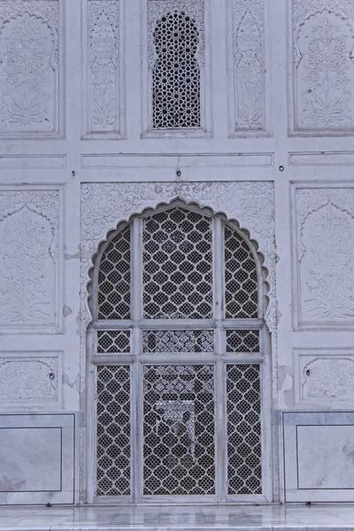 Arc avec fenêtre en marbre sculpté, style moghol au Bibi-ka-Maqb — Photo