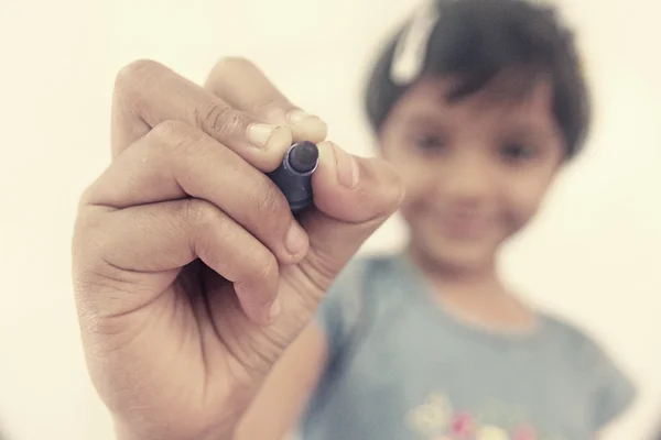 Mão com caneta isolada sobre branco — Fotografia de Stock