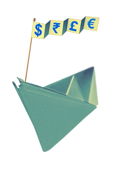 Origami Papierboot mit Flagge, auf der verschiedene Währungszeichen geschrieben sind — Stockfoto