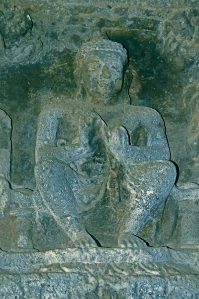 Zittende Boeddha op lotus standbeeld in Ajanta Cave No. 2, Aurangabad, — Stockfoto