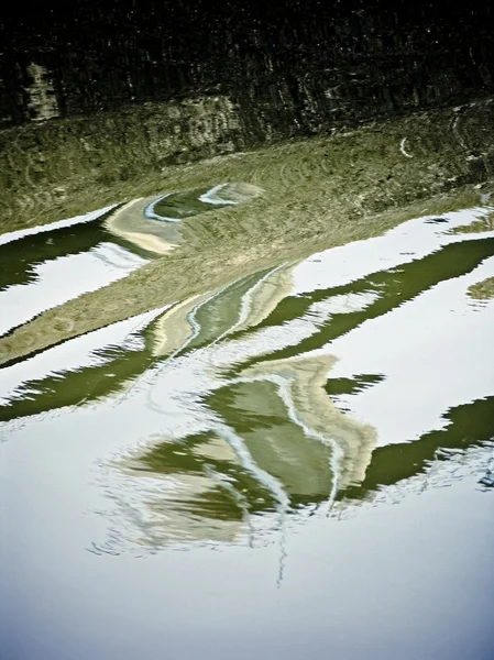 물 파도 잔디의 반사 — 스톡 사진