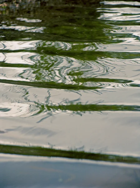 Vodní vlny a reflexe trávy — Stock fotografie