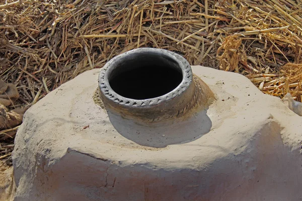 冷たい飲料水、伝統的な農村の土で泥ポット カバー — ストック写真