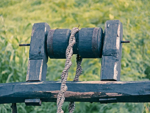 Pulley used for drawing water out of a well — Stock Photo, Image