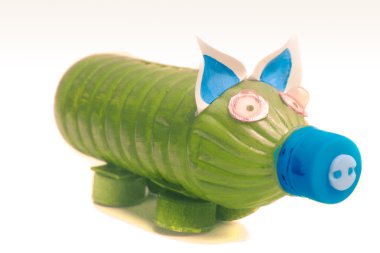Kumbara geri dönüşümlü plastik şişe tarafından yapılan