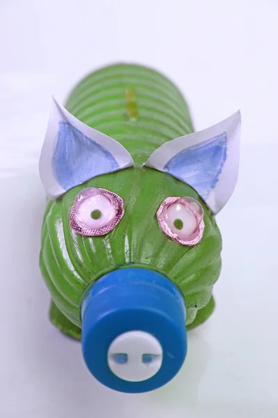 Kumbara geri dönüşümlü plastik şişe tarafından yapılan