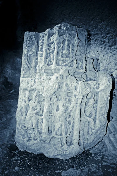 Zerstörte Struktur in Panhalekaji-Höhlen, berühmte Felshöhlen sind — Stockfoto
