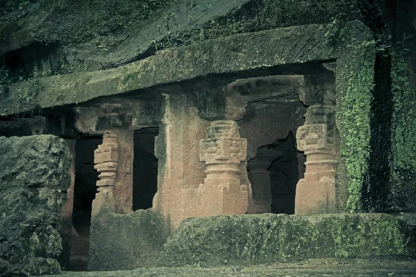 Panhalekaji Caves, beroemde rock-cut grotten zijn 1000 jaar oud — Stockfoto