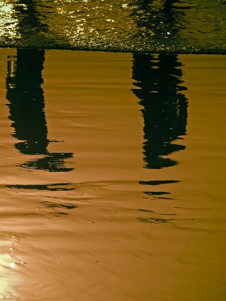 Menselijke weerspiegeling in water — Stockfoto