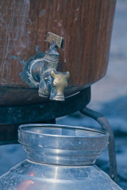 Eski bir su ısıtıcısının antik musluğu, Hindistan.