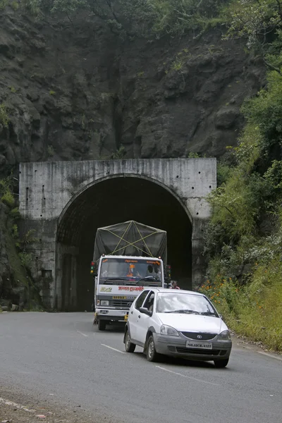 インドのトンネル近くの車両 — ストック写真
