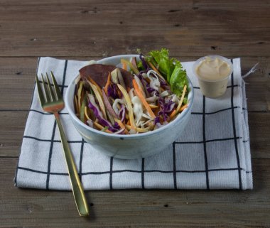 Taze sebze salatası, tabakta servis edilir.