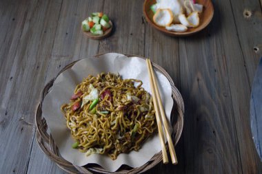 Endonezya eriştesini sebzeyle yakın.