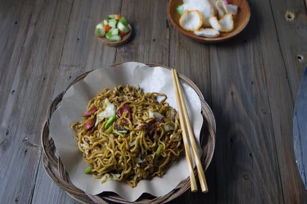 Endonezya eriştesini sebzeyle yakın.