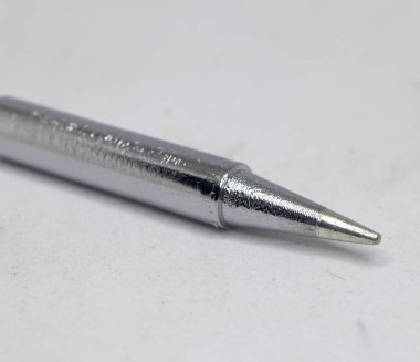 Lehim parçaları ayarlandı. Çelik beyaz arka plan boyalı.