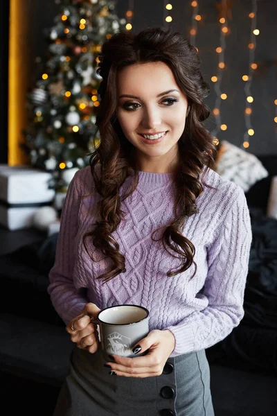 Mooi model meisje met heldere make-up en perfecte lichaam houdt de winter drank en ontspannen thuis — Stockfoto