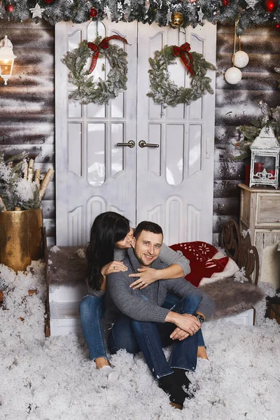 Молодий красивий чоловік і молода жінка проводять час разом напередодні Різдва — стокове фото
