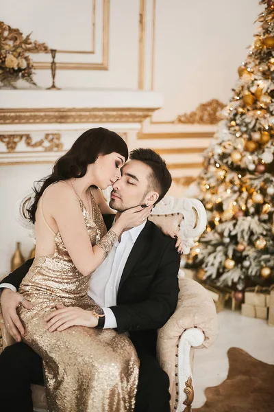 Великолепная модная пара влюбленных на роскошном интерьере, украшенном к Рождеству — стоковое фото