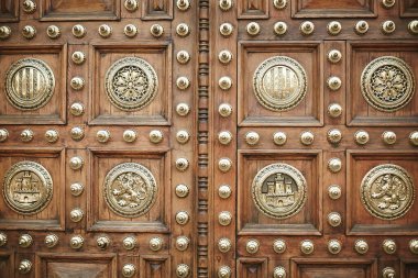 Antik büyük ahşap kapılar. Kollar ve desenlerle süslenmiş. Frankfurt, Almanya 'nın eski kapıları