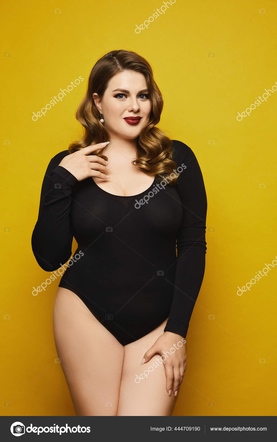 Mulher modelo Plus-size com maquiagem brilhante em bodysuit preto