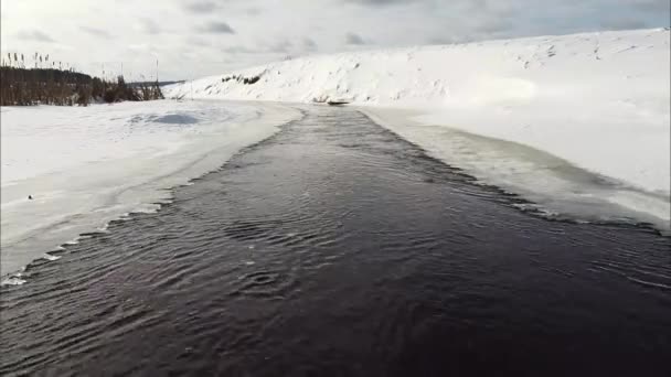 Winterlandschap met rimpels op de deels bevroren rivier — Stockvideo