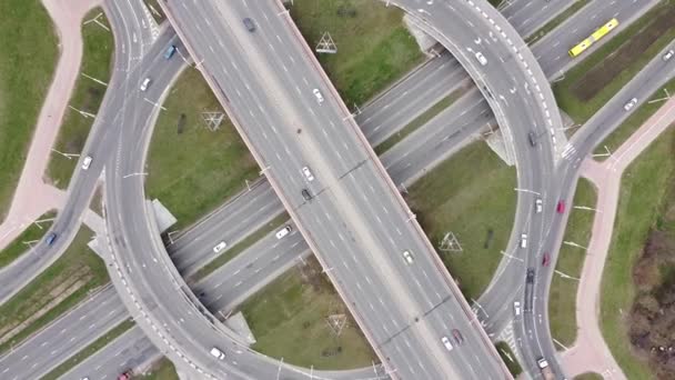 Εναέρια λήψη πολλαπλών επιπέδων διατομής κυκλοφορίας με κυκλικό δρόμο και διάβαση — Αρχείο Βίντεο