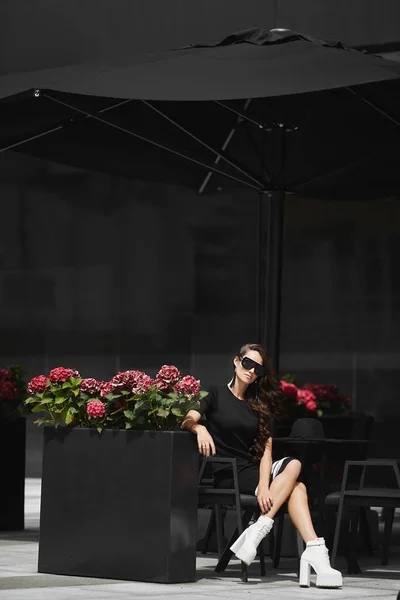 Jolie jeune fille brune se relaxant en plein air au café dans la rue — Photo