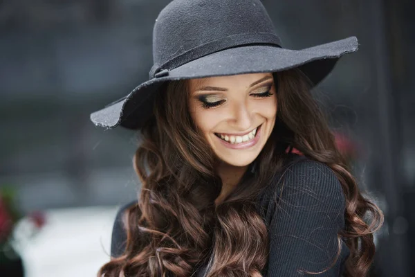 Closeup retrato de moda de uma jovem modelo menina com maquiagem na moda vestindo chapéu preto na moda posando ao ar livre — Fotografia de Stock