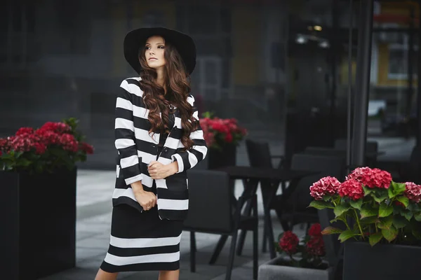 Portrait de mode d'une jeune fille modèle avec un maquillage à la mode portant un chapeau et une robe à la mode posant à l'extérieur un jour d'été — Photo